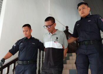MOHD. Shahrizan Othman diiringi anggota polis selepas dihadapkan ke Mahkamah Majistret Ayer Keroh, Melaka atas pertuduhan menghisap syabu. - UTUSAN/ MUHAMMAD SHAHIZAM TAZALI