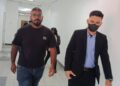R. JEEVANANTHAN (kiri) didakwa memberi rasuah sebanyak RM2,000 kepada seorang anggota polis di Mahkamah Sesyen Johor Bahru.