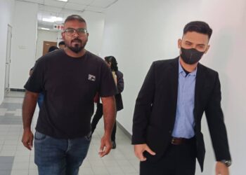 R. JEEVANANTHAN (kiri) didakwa memberi rasuah sebanyak RM2,000 kepada seorang anggota polis di Mahkamah Sesyen Johor Bahru.