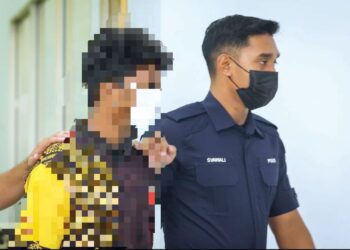 PELAJAR tingkatan satu yang dituduh mendatangkan kecederaan terhadap gurunya hadir ke Mahkamah Majistret Kajang, semalam.