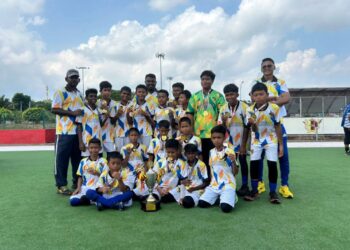PARA pemain dan jurulatih pasukan hoki lelaki bawah 12 tahun Seremban 1 bergambar selepas majlis penyampaian hadiah Kejohanan Hoki MSSNS 2025 di Seremban baru-baru ini.-UTUSAN/NAZARUDIN SHAHARI