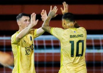 DYLAN Wenzel-Halls (kiri) merupakan penjaring gol tunggal ketika aksi persahabatan antara Penang FC dan Imigresen FC di Stadium Batu Kawan, Pulau Pinang kelmarin.-GAMBAR HIASAN/PENANG FC