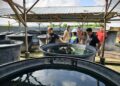 NGWE Hee Sem (kanan) menunjukkan keadaan tandas pekerja yang kotor dan tidak diselenggara dengan baik ketika Operasi Penguatkuasaan Akta 446 di Tambak Paya, Melaka.-UTUSAN/AMRAN ALI