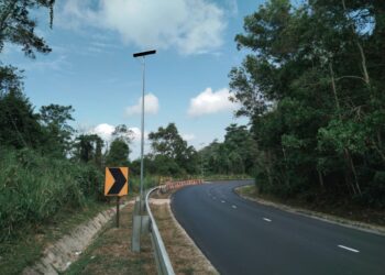LOKASI kemalangan bas pada 9 Jun lalu yang telah telah dinaik taraf dengan pemasangan lampu solar serta jalan diturap baharu ketika tinjauan semalam. - UTUSAN/FADZIL ZAINOL