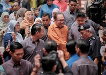 ANWAR Ibrahim ketika hadir Pertandingan Akhir Bahas Piala Perdana Menteri ke-50 Tahun 2025 di Putrajaya. - UTUSAN/FAIZ ALIF ZUBIR