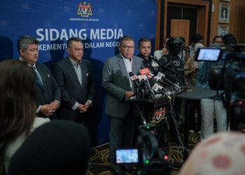SAIFUDDIN Nasution Ismail dalam sidang akhbar selepas Majlis Perhimpunan Bulanan Kementerian Dalam Negeri di Kompleks Setia Perkasa, Putrajaya, semalam. – UTUSAN/FAIZ ALIF ZUBIR