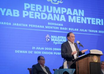 ANWAR Ibrahim ketika berucap pada Majlis Perjumpaan Perdana Menteri bersama warga Jabatan Perdana Menteri di Putrajaya, semalam. – UTUSAN/FAIZ ALIF ZUBIR