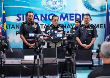 RUSDI Mohd. Isa (tengah) ketika ditemui pemberita pada sidang akhbar di Pejabat JSJK, Menara KPJ di sini hari ini.