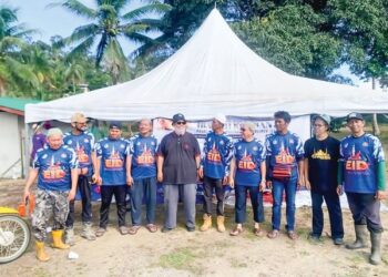 BeERSAMA ahli kariah ketika mengadakan ibadah korban Ahli Parlimen Jerantut, Khairil Nizam Khirudin (empat dari kanan) di Pusat Pendidikan Damak Batu 40, Kampung Damak.