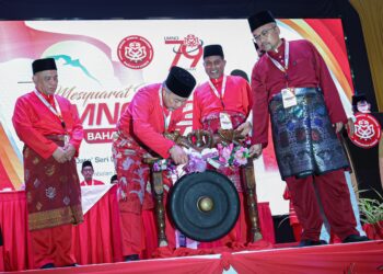 AHMAD Zahid Hamidi merasmikan Mesyuarat Perwakilan UMNO Bahagian Lumut di Dewan Merdeka, Majlis Perbandaran Manjung di Lumut hari ini. - UTUSAN