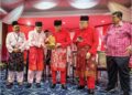AHMAD Zahid Hamidi (tiga, kanan) dan Fathul Bari Mat Jahya (dua, kiri) pada majlis perasmian Mesyuarat Perwakilan UMNO Bahagian Kangar di Kangar, Perlis, semalam. – MINGGUAN/IZLIZAN OTHMAN