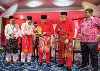 AHMAD Zahid Hamidi (tiga, kanan) dan Fathul Bari Mat Jahya (dua, kiri) pada majlis perasmian Mesyuarat Perwakilan UMNO Bahagian Kangar di Kangar, Perlis, semalam. – MINGGUAN/IZLIZAN OTHMAN