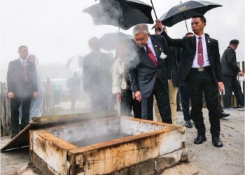 AHMAD Zahid Hamidi ketika melawat Perkampungan Budaya Whakarewarewa Living Maori Village di Rotorua, New Zealand, semalam.