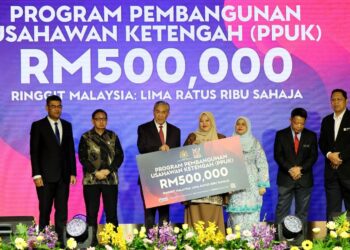 AHMAD Zahid Hamidi pada Majlis Perhimpunan Bulan Julai Kementerian Kemajuan Desa dan Wilayah (KKDW) di Putrajaya.-UTUSAN/KAMARIAH KHALIDI