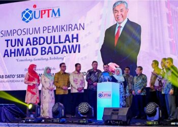 RUBIAH Wang mewakili Ahmad Zahid Hamidi, merasmikan Simposium Pemikiran Tun Abdullah Ahmad Badawi di Kuala Lumpur, semalam. Turut hadir, Pengerusi Mara, Datuk Asyraf Wajdi.