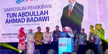 RUBIAH Wang mewakili Ahmad Zahid Hamidi, merasmikan Simposium Pemikiran Tun Abdullah Ahmad Badawi di Kuala Lumpur, semalam. Turut hadir, Pengerusi Mara, Datuk Asyraf Wajdi.