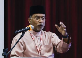 ZAMBRY Abdul Kadir berucap merasmikan Mesyuarat Perwakilan UMNO Bahagian Setiawangsa 2025 di Hotel dan Residensi UTM, Kuala Lumpur, hari ini. - UTUSAN/SHIDDIEQIIN ZON