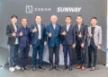 MARCUS Chye (dua dari kiri) dan Yeoh Yuen Chee (tengah) bergambar selepas pelancaran Zeekr Space Sunway City dan Pusat Servis Zeekr Sunway di Persiaran Lagoon, semalam.