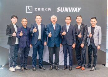 MARCUS Chye (dua dari kiri) dan Yeoh Yuen Chee (tengah) bergambar selepas pelancaran Zeekr Space Sunway City dan Pusat Servis Zeekr Sunway di Persiaran Lagoon, semalam.