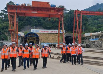 ANTHONY LOKE  (dua dari kiri) ketika melakukan lawatan  sempena Majlis Penembusan Terowong ECRL Genting di tapak projek Terowong Genting Jalan Lama Bentong-Karak, Bentong, Pahang.