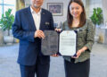 MENTERI Belia dan Sukan, Hannah Yeoh (kanan) bergambar bersama Abdul Rashid Yaakub sambil memegang surat pelantikannya sebagai  Ketua Pegawai Eksekutif Sekretariat Penganjur Sukan SEA Malaysia (MASOC) dan Sukan Para ASEAN 2027. - FB Hannah Yeoh