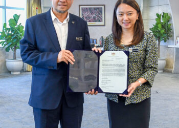 MENTERI Belia dan Sukan, Hannah Yeoh (kanan) bergambar bersama Abdul Rashid Yaakub sambil memegang surat pelantikannya sebagai  Ketua Pegawai Eksekutif Sekretariat Penganjur Sukan SEA Malaysia (MASOC) dan Sukan Para ASEAN 2027. - FB Hannah Yeoh