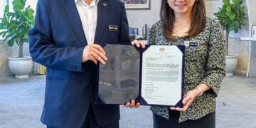 MENTERI Belia dan Sukan, Hannah Yeoh (kanan) bergambar bersama Abdul Rashid Yaakub sambil memegang surat pelantikannya sebagai  Ketua Pegawai Eksekutif Sekretariat Penganjur Sukan SEA Malaysia (MASOC) dan Sukan Para ASEAN 2027. - FB Hannah Yeoh