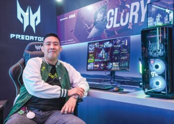 EDMUND Hoh bersama komputer peribadi (PC) Predator X27U X2 ketika ditemui pada Acer Day 2025 di Courtyard Kuala Lumpur South di sini, semalam. - UTUSAN/SYAKIR RADIN