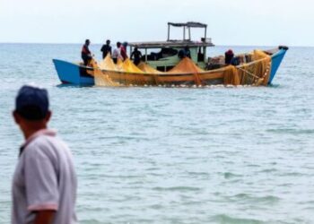 EAIC siasat kelemahan kelulusan pukat tunda oleh DOF Johor. - UTUSAN/GAMBAR HIASAN