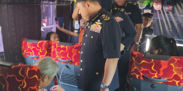 AEDY Fadly Ramli memeriksa seorang penumpang bas ekspres ketika Operasi Khas Pemakaian Tali Pinggang Bas Ekspres dan Bas Persiaran di Melaka Sentral, Melaka. - UTUSAN/MUHAMMAD SHAHIZAM TAZALI