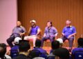 AFFENDI Rajini Kanth (dua dari kiri) menjawab pelbagai soalan yang dibangkitkan dalam sesi 
Townhall Yang Dipertua Majlis Perbandaran Kangar (MPK) bagi Parlimen Kangar di 
Dewan Bankuet Kompleks kerajaan negeri, Kangar, Perlis hari ini.-UTUSAN