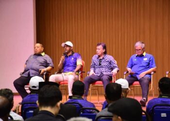 AFFENDI Rajini Kanth (dua dari kiri) menjawab pelbagai soalan yang dibangkitkan dalam sesi 
Townhall Yang Dipertua Majlis Perbandaran Kangar (MPK) bagi Parlimen Kangar di 
Dewan Bankuet Kompleks kerajaan negeri, Kangar, Perlis hari ini.-UTUSAN