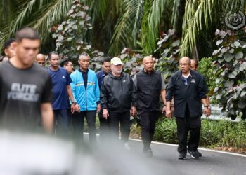 SULTAN Ibrahim berkenan berjalan kaki meninjau tahap kebersihan di sekitar Jalan Gallagher. - FACEBOOK SULTAN IBRAHIM