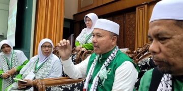 AHMAD Yahaya (dua dari kanan) dalam sidang akhbar selepas Majlis Perasmian Mesyuarat Agung Dewan Muslimat Pas Negeri Kelantan di PUTIK, Pengkalan Chepa, Kota Bharu, Kelantan. - UTUSAN/MUSTAQIM MOHAMED