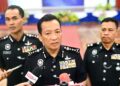 YAHAYA Othman (tengah) ketika ditemui pemberita selepas Perhimpunan Bulanan Kontinjen Pahang di Dewan Seri Temenggung, Perumahan PDRM di Pekan, Pahang. - UTUSAN/SHAIKH AHMAD RAZIF