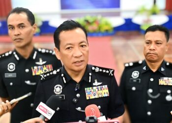 YAHAYA Othman (tengah) ketika ditemui pemberita selepas Perhimpunan Bulanan Kontinjen Pahang di Dewan Seri Temenggung, Perumahan PDRM di Pekan, Pahang. - UTUSAN/SHAIKH AHMAD RAZIF