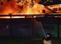 ANGGOTA bomba memadamkan kebakaran sebuah kilang aiskrim di Kawasan Perindustrian Jelapang, Ipoh hari ini. - UTUSAN/IHSAN JBPM
