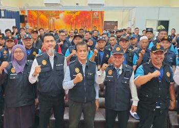 DR. Zaini Hussin (tengah) bersama sebahagian penguat kuasa kesihatan semasa merasmikan Operasi Bersepadu Undang-Undang Kesihatan Awam di Pejabat Kesihatan Pasir Mas, Kelantan. - UTUSAN/ROHANA ISMAIL