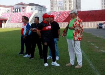 ANNUAR Musa (kanan) semasa melihat sesi latihan pertama Kelantan TRW di Stadium Sultan Muhammad IV, Kota Bharu, Kelantan. - UTUSAn/KAMARUL BISMI KAMARUZAMAN