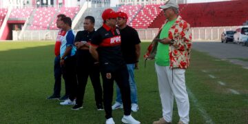 ANNUAR Musa (kanan) semasa melihat sesi latihan pertama Kelantan TRW di Stadium Sultan Muhammad IV, Kota Bharu, Kelantan. - UTUSAn/KAMARUL BISMI KAMARUZAMAN