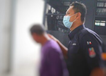 TERTUDUH (kiri) semasa dibawa untuk mendapatkan perintah tahanan reman di Mahkamah Kota Bharu, Kelantan. - UTUSAN/ROSALWANI CHE SOH
