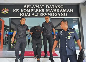 TERTUDUH dibawa keluar dari Mahkamah Sesyen Kuala Terengganu.