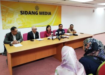 SANDREA Ng Shy Ching (tengah) dan Ahmad Zaiyadi Sudin (dua dari kanan) dalam sidang akhbar mengenai dakwaan anjing terbiar ditanam hidup-hidup ketika proses pelupusan haiwan tersebut di Ipoh hari ini. - UTUSAN/FADZIL ZAINOL