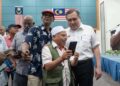 ANTHONY Loke Siew Fook meluangkan masa beramah mesra bersama pemandu teksi selepas merasmikan Mesyuarat Agung Tahunan ke-3 GTSM. - FACEBOOK ANTHONY LOKE SIEW FOOK