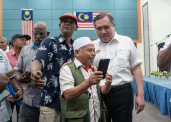ANTHONY Loke Siew Fook meluangkan masa beramah mesra bersama pemandu teksi selepas merasmikan Mesyuarat Agung Tahunan ke-3 GTSM. - FACEBOOK ANTHONY LOKE SIEW FOOK