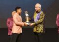 SULTAN Nazrin Muizzuddin Shah  menyampaikan Anugerah Olahragawan Negeri Perak 2023/2024 kepada Izzat Shameer Dzulkeple pada Anugerah Sukan Negeri Perak di Ipoh. - UTUSAN/MUHAMAD NAZREEN SYAH MUSTHAFA