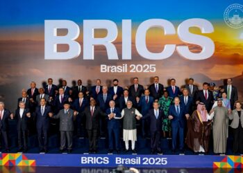 ANWAR Ibrahim (tengah, lima dari kanan) bersama pemimpin-pemimpin dunia pada hari terakhir Sidang Kemuncak Pemimpin Brics di Rio de Janeiro, Brazil. - FACEBOOK/ANWAR IBRAHIM