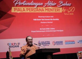 ANWAR Ibrahim berucap pada Pertandingan Akhir Bahas Piala Perdana Menteri ke-50 tahun 2025 di Pusat Konvensyen Antarabangsa Putrajaya di sini, hari ini.-UTUSAN/FAIZ ALIF ZUBIR