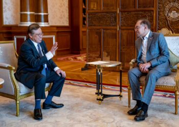 ANWAR Ibrahim mengadakan pertemuan dengan Premier Sarawak Datuk Abang Johari di Putrajaya.-FB ANWAR IBRAHIM