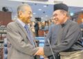 GAMBAR Dr. Mahathir Mohamad dan Anwar Ibrahim di Parlimen.